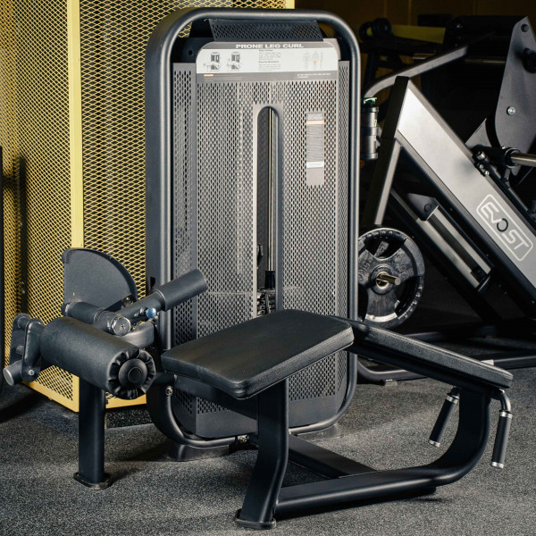 E-7001 Сгибание ног лежа (Prone Leg Cur). Стек 135 кг.