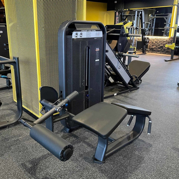 E-7001 Сгибание ног лежа (Prone Leg Cur). Стек 110 кг.