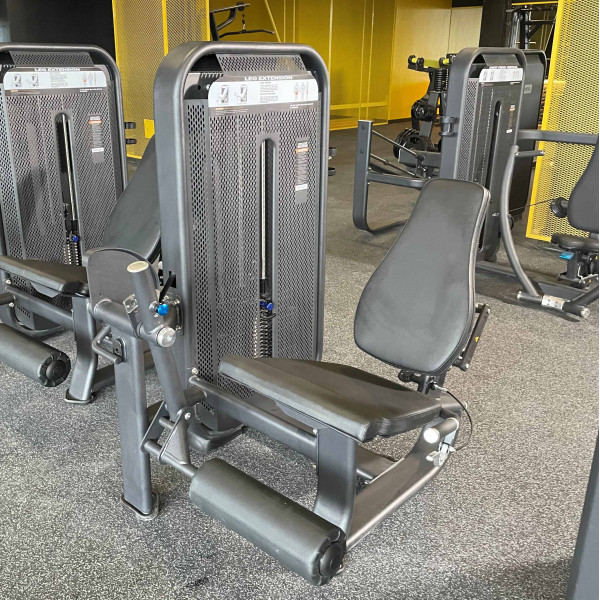 E-7002 Разгибание ног сидя (Leg Extension). Стек 135 кг.